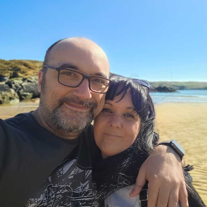 Emma e Simone, una coppia italiana con una profonda passione per l'Irlanda e le sue storie.