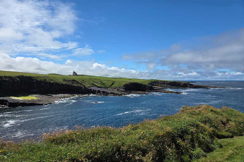 Un salto indietro nel tempo di oltre 5.000 anni tra tombe a corridoio, pietre sacre e i misteri ancestrali dei primi abitanti d'Irlanda.